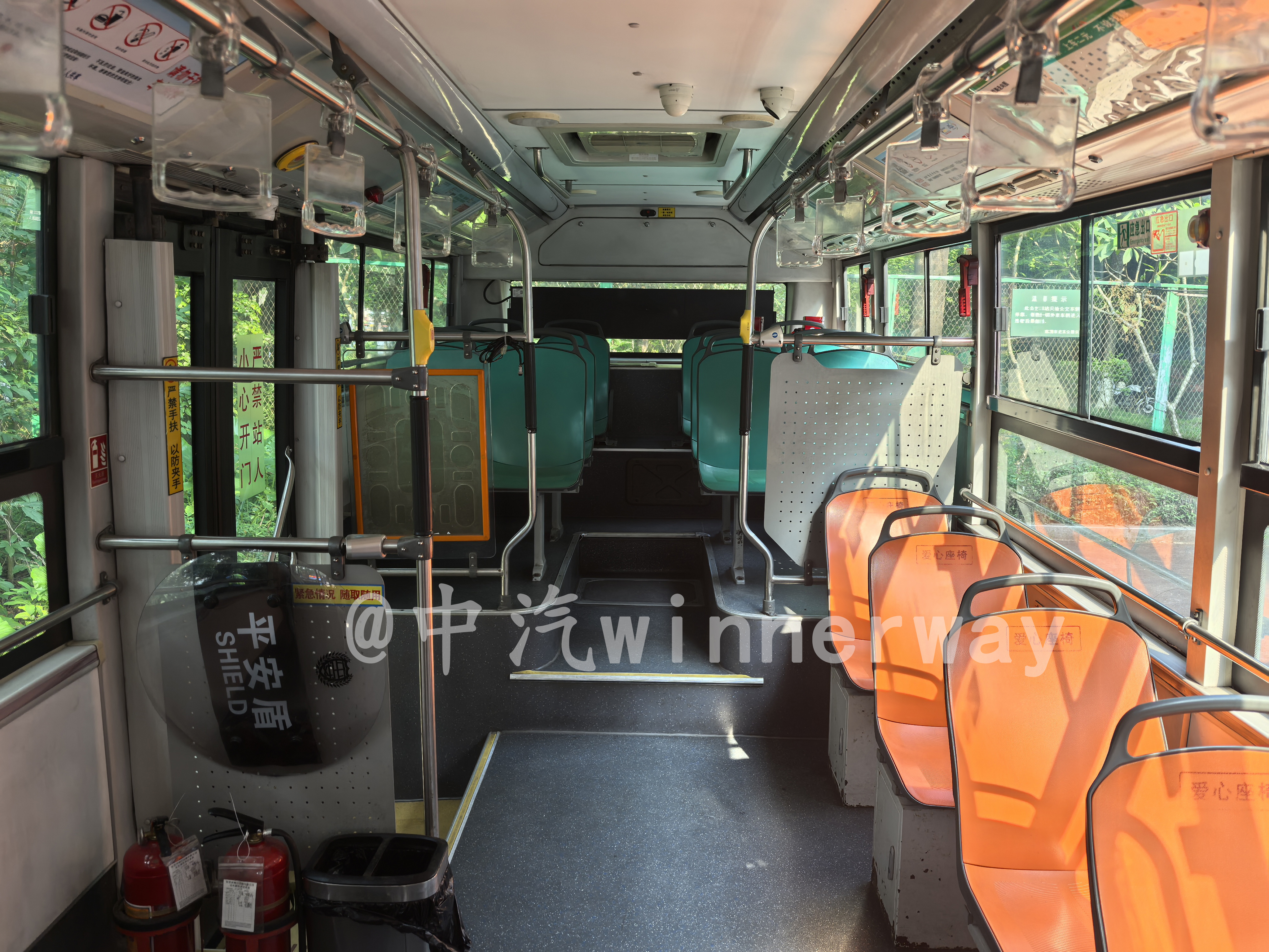 車輛內飾（由前往後）