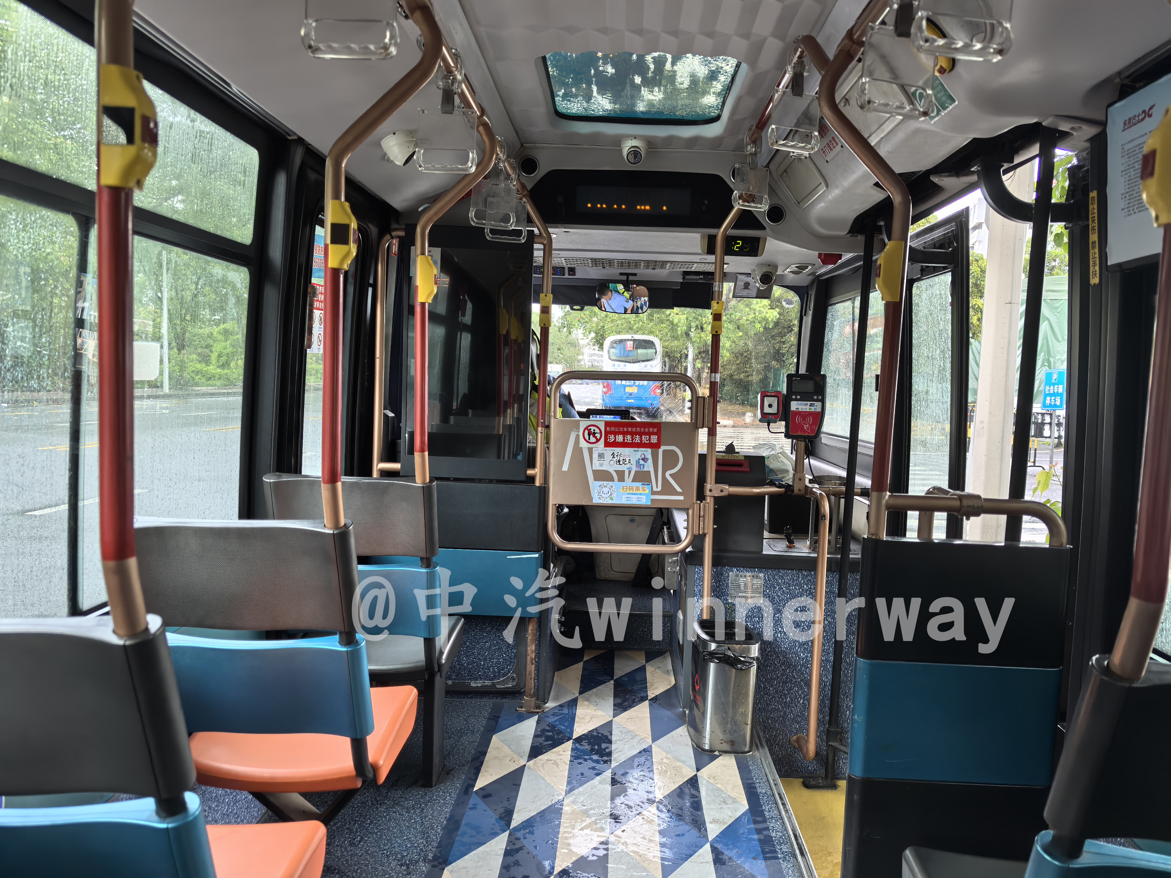 車輛內飾（由後往前）