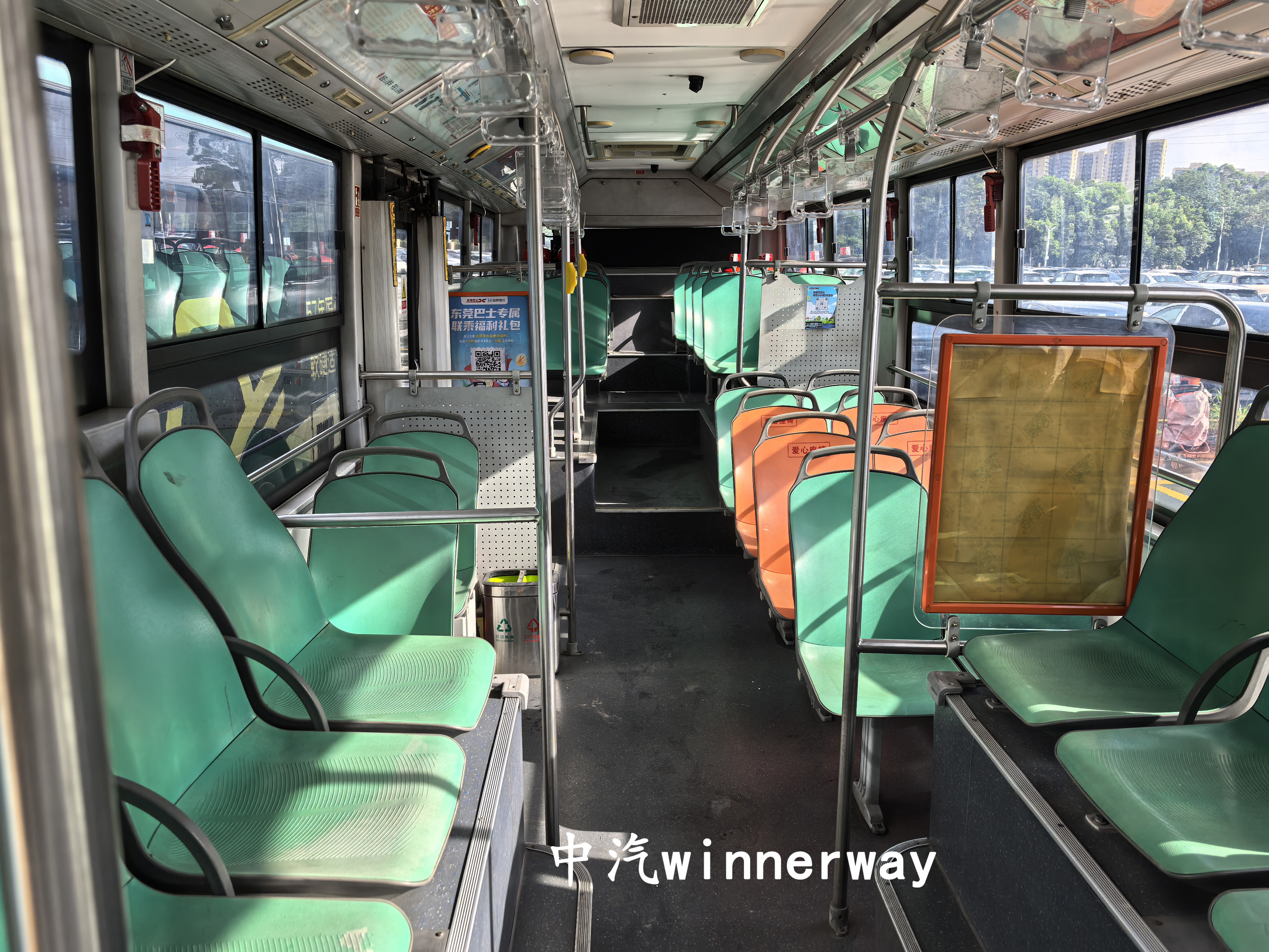 File:东莞城巴KMT6106GBEV1車輛內飾(由前往後).jpg