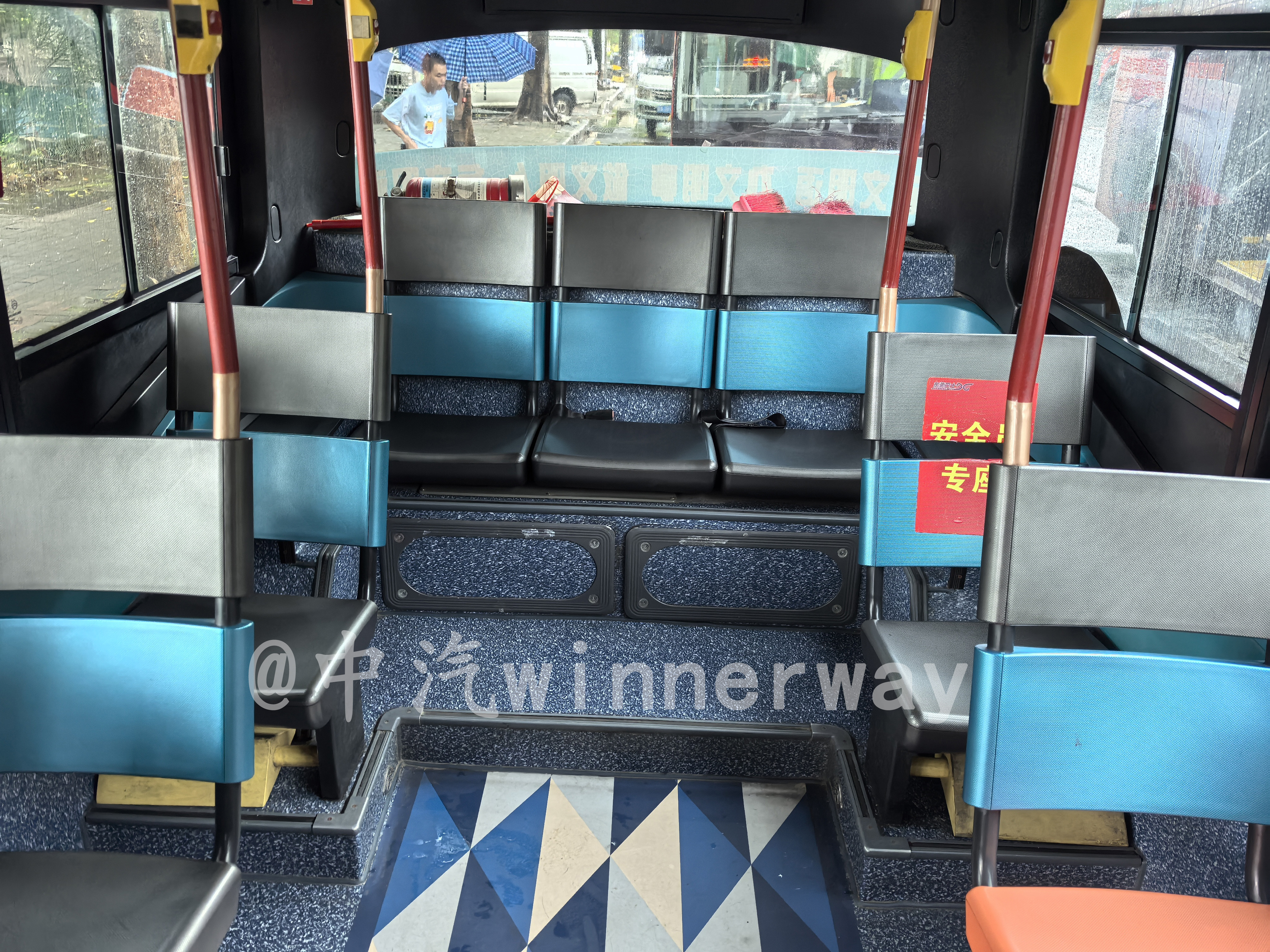 車輛內飾（由前往後）