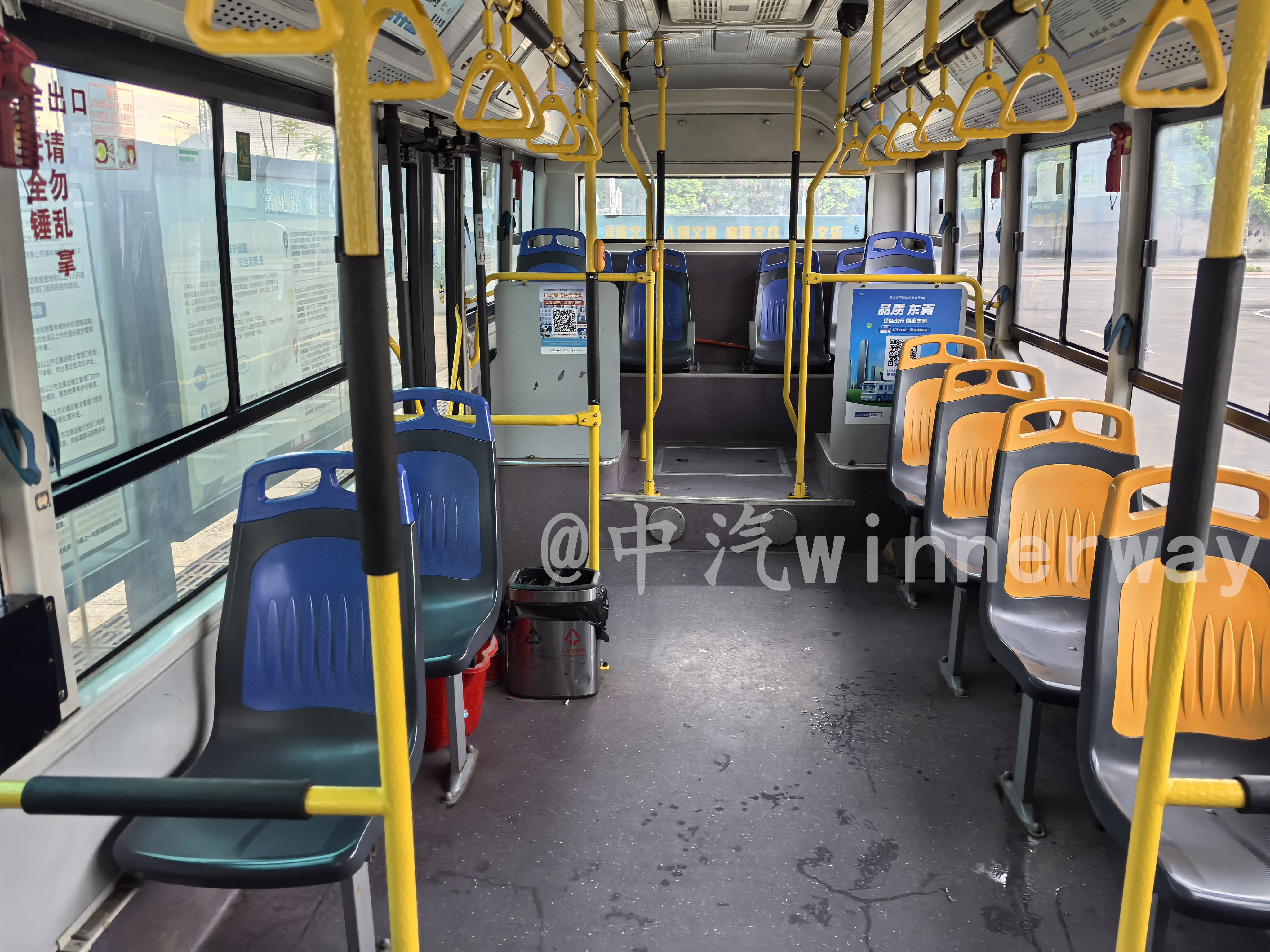 車輛內飾（由前往後）