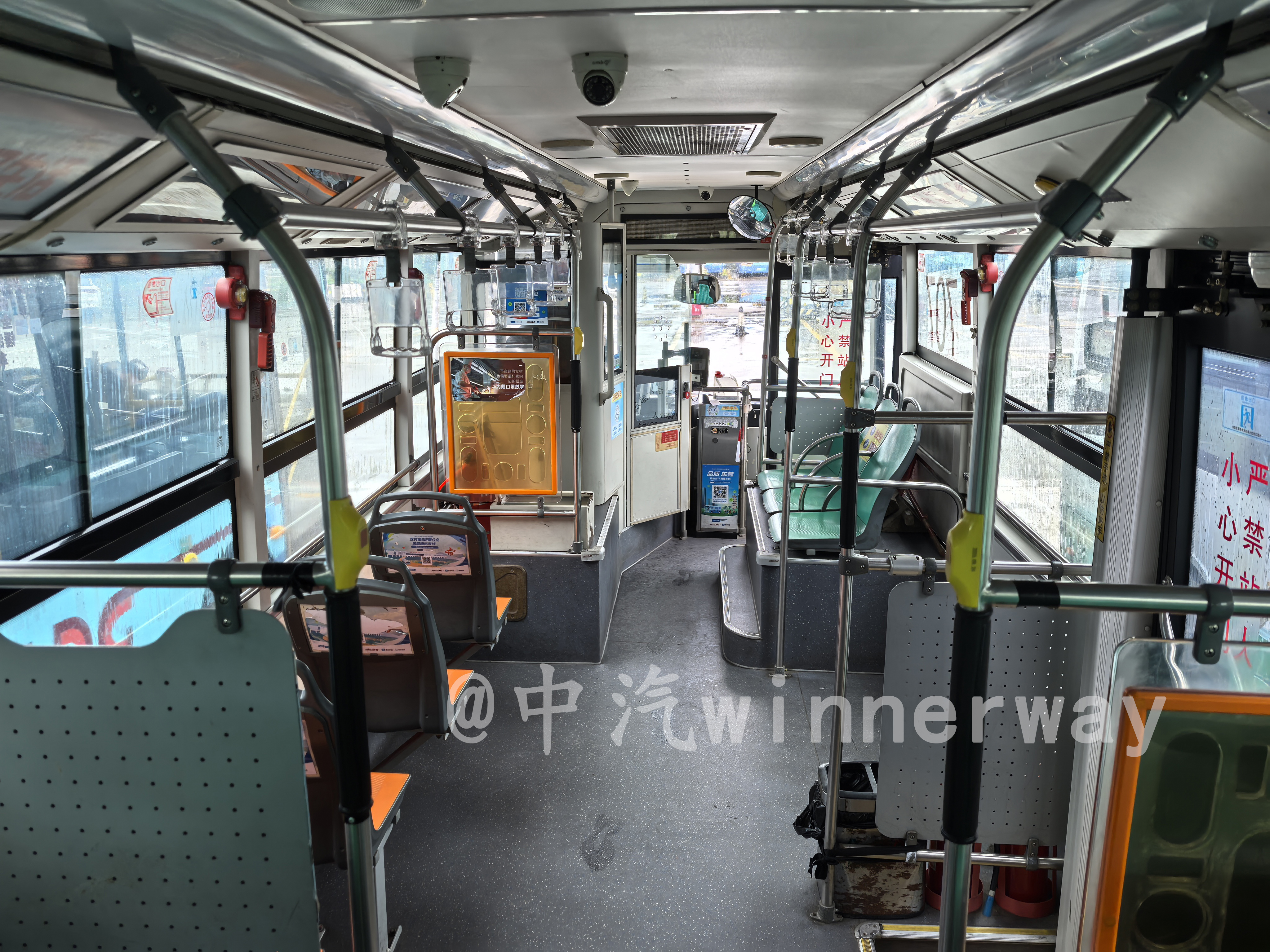 車輛內飾（由後往前）