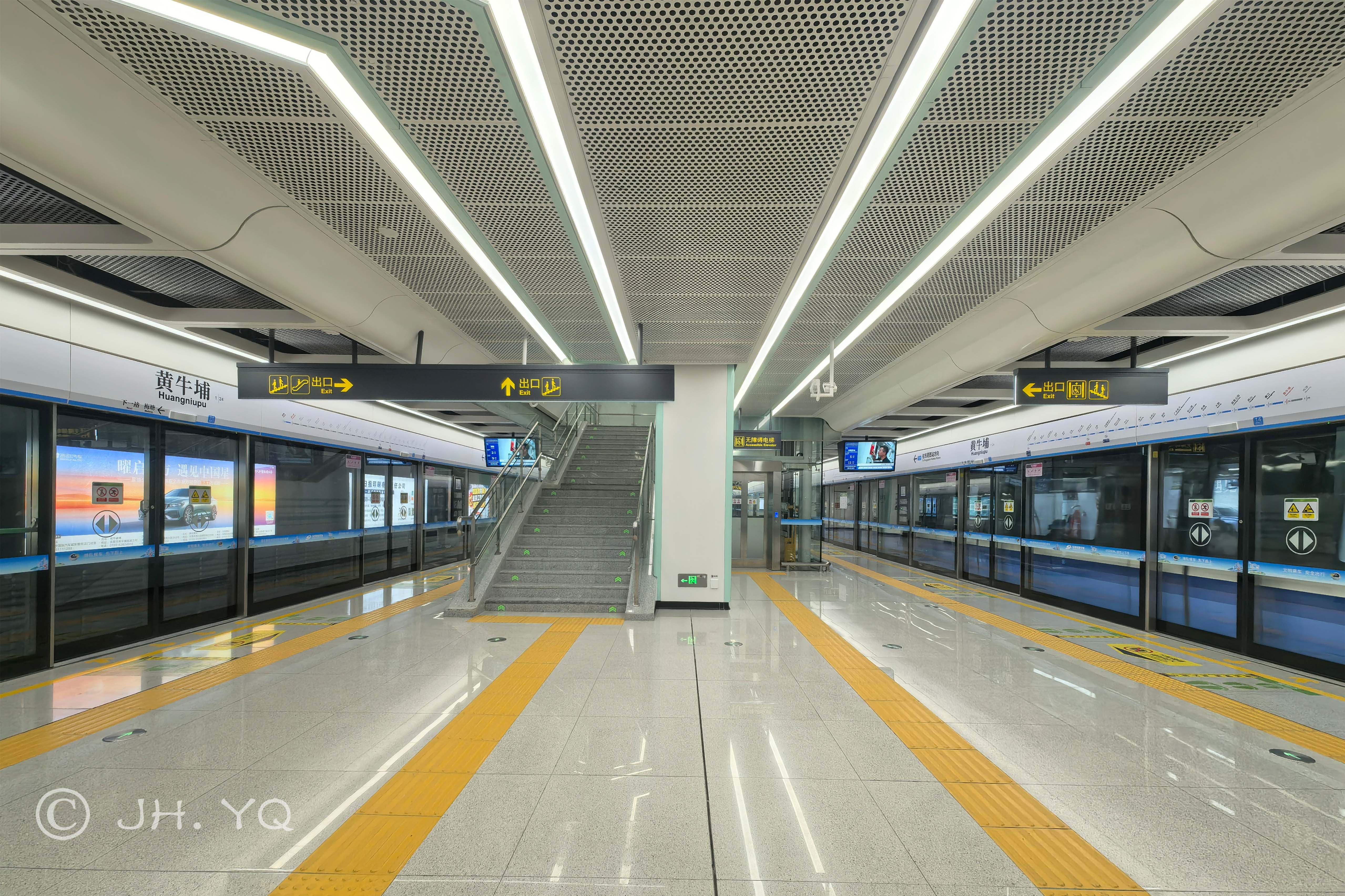 黃牛埔站月台中部(2025年12月)