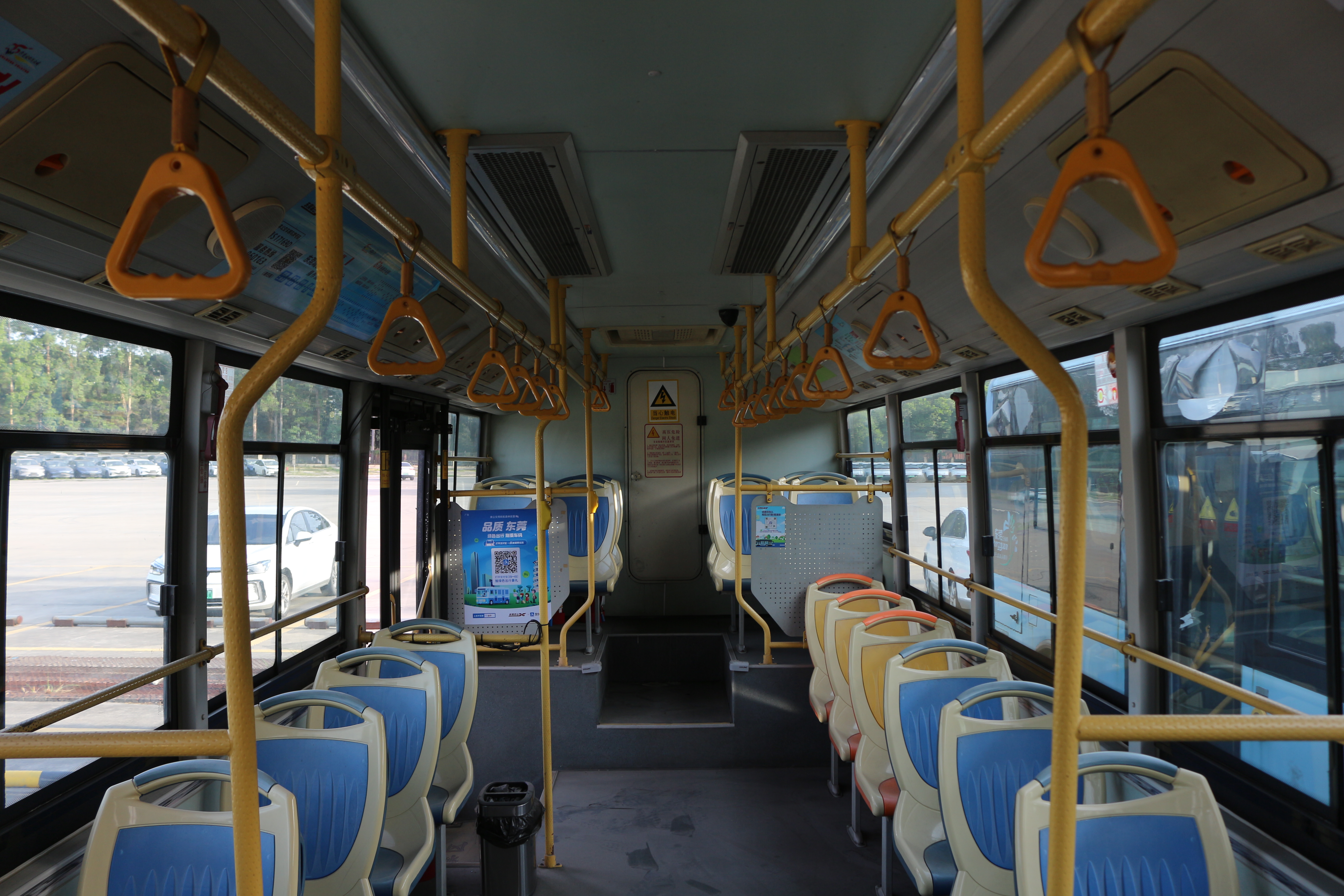 車輛內飾（由前往後）