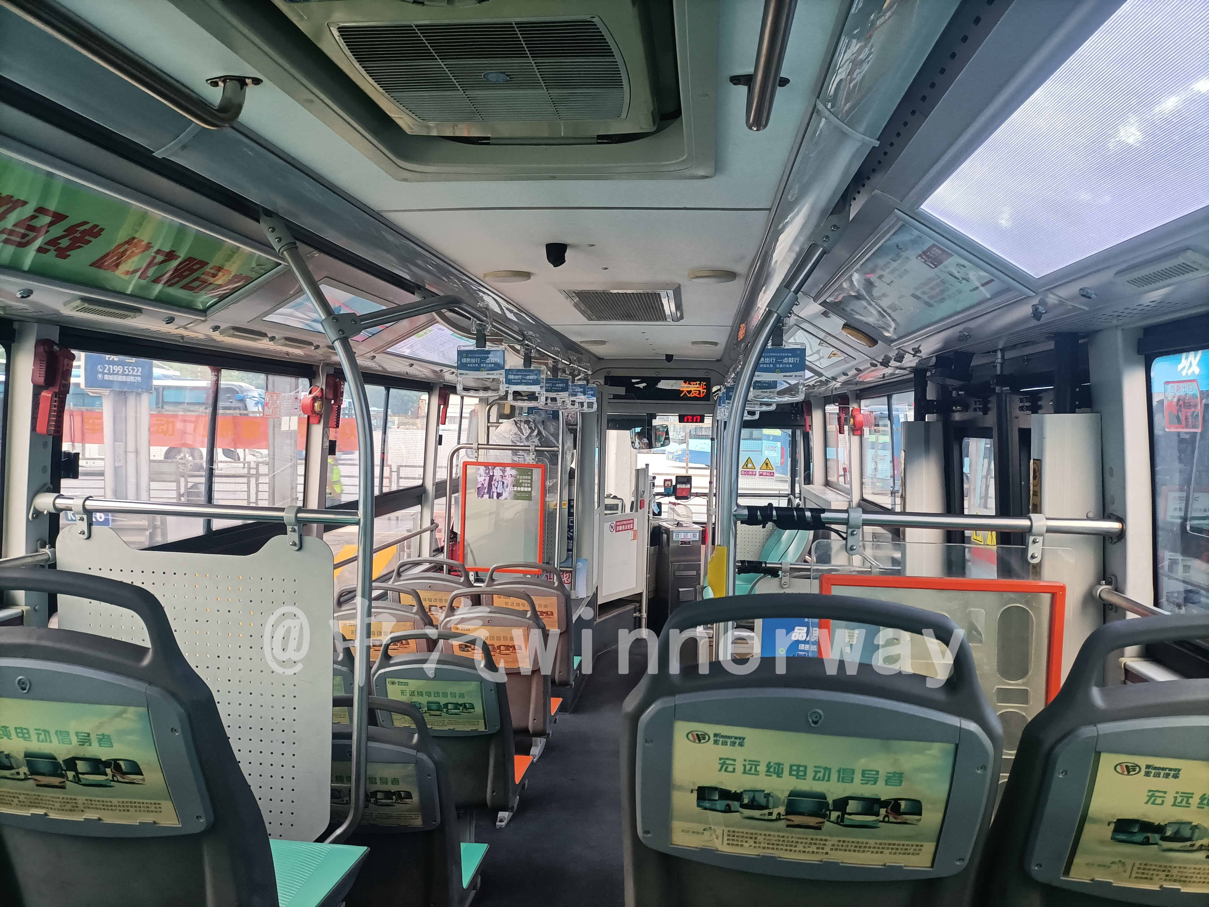 File:东莞城巴KMT6861GBEV1⁄2車輛內飾(由後往前).jpg