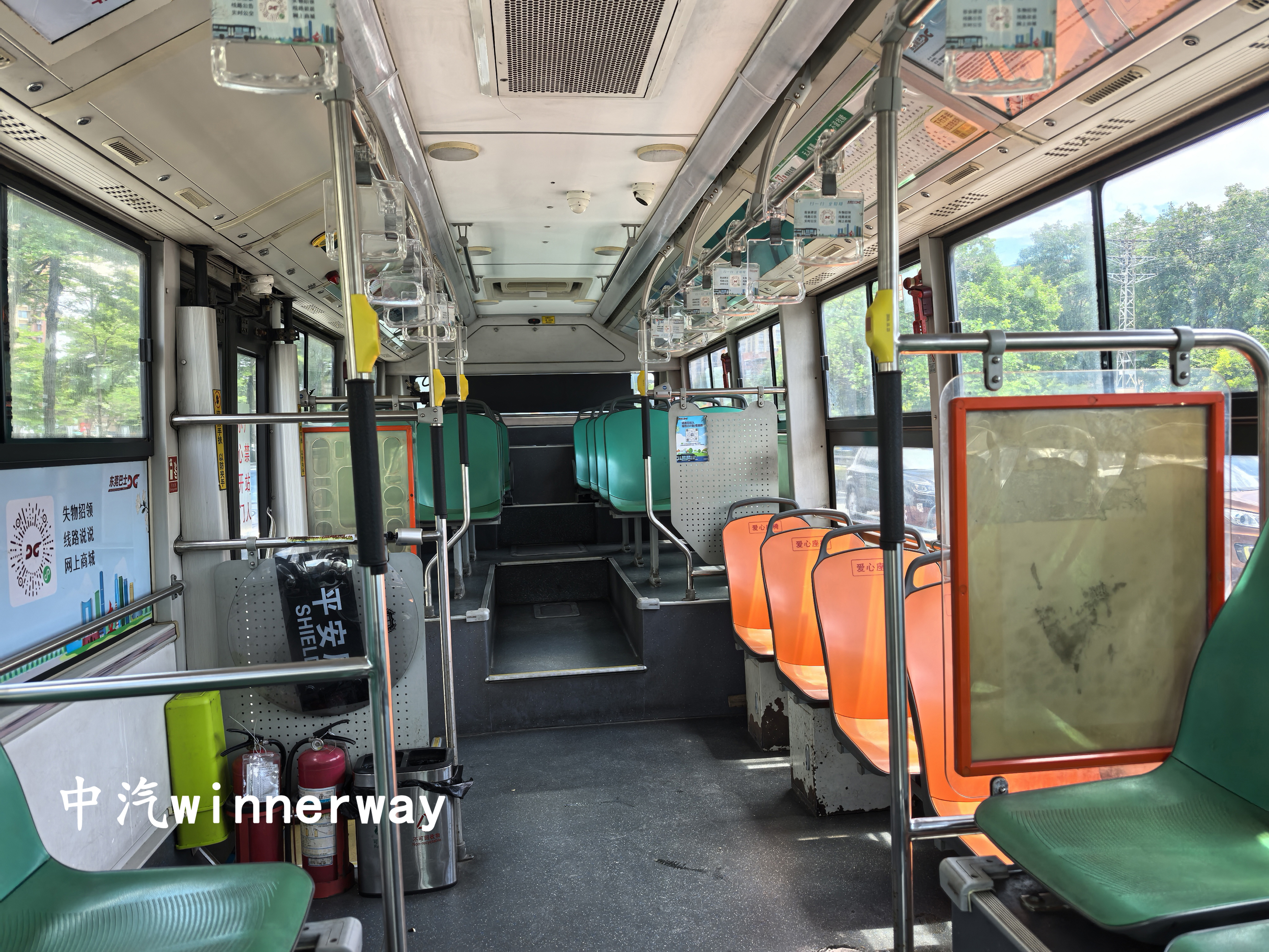 File:KMT6106GBEV4車輛內飾(由前往後).jpg