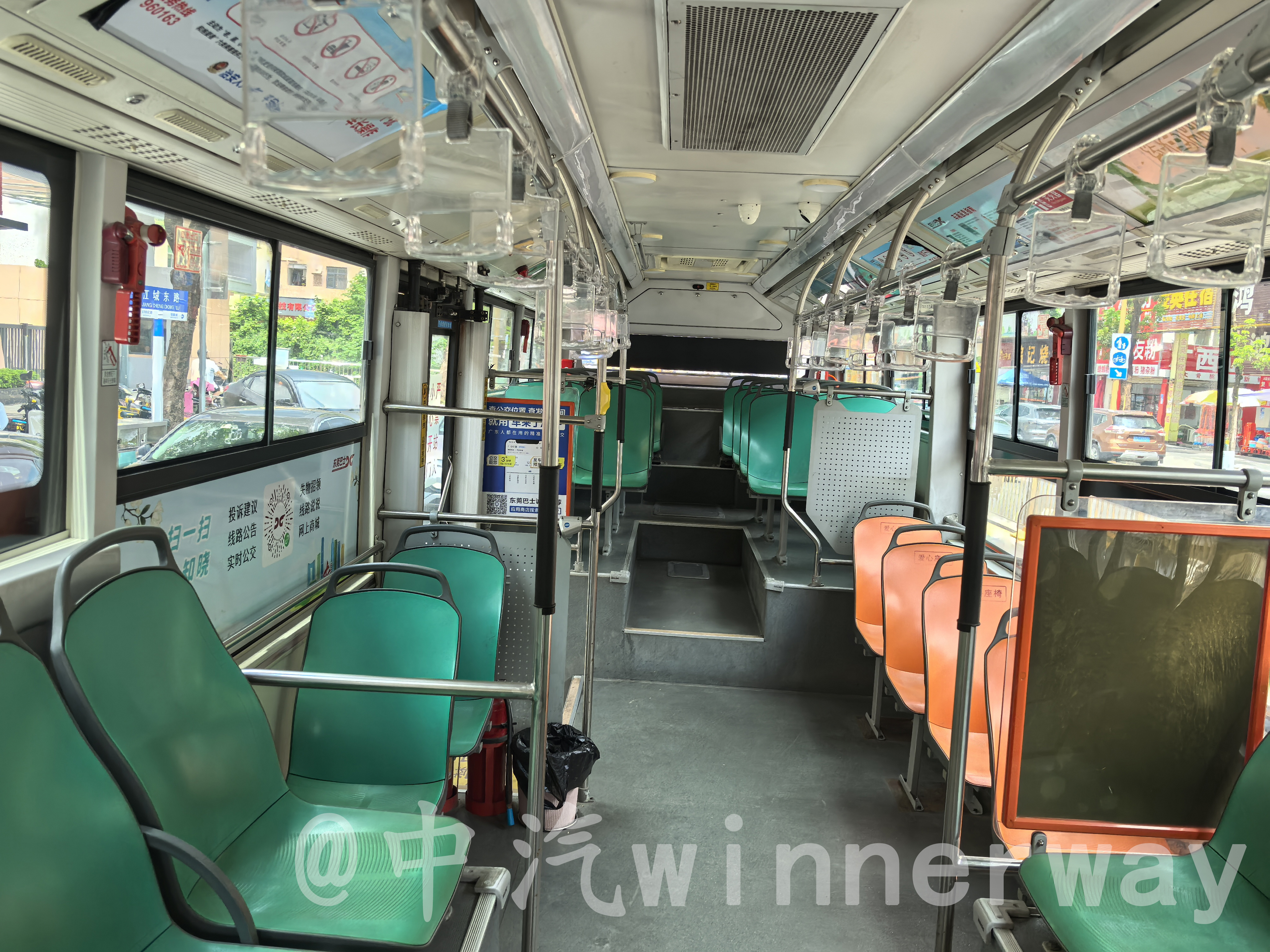 車輛內飾（由前往後）