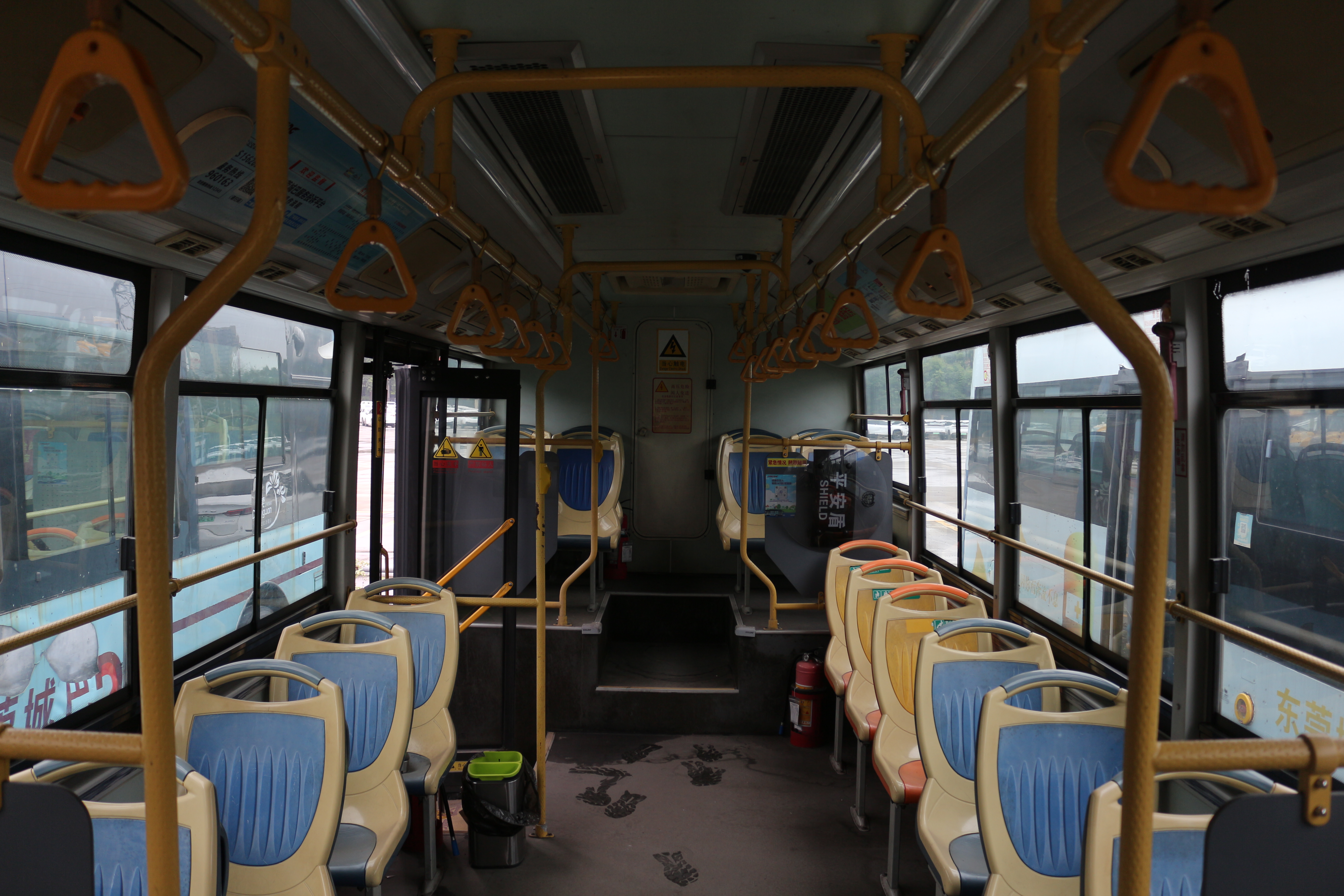 車輛內飾（由前往後）