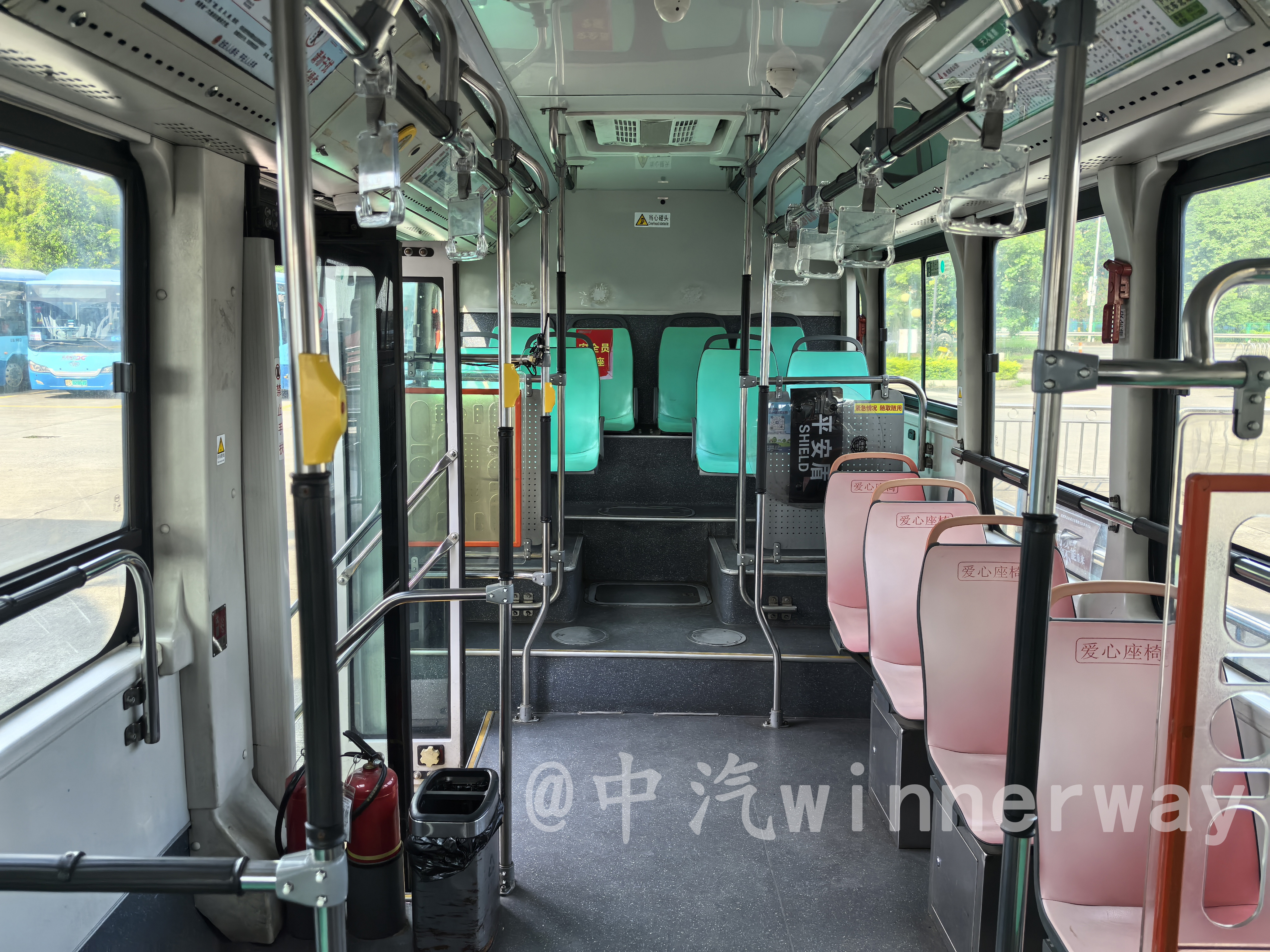 車輛內飾（由前往後）