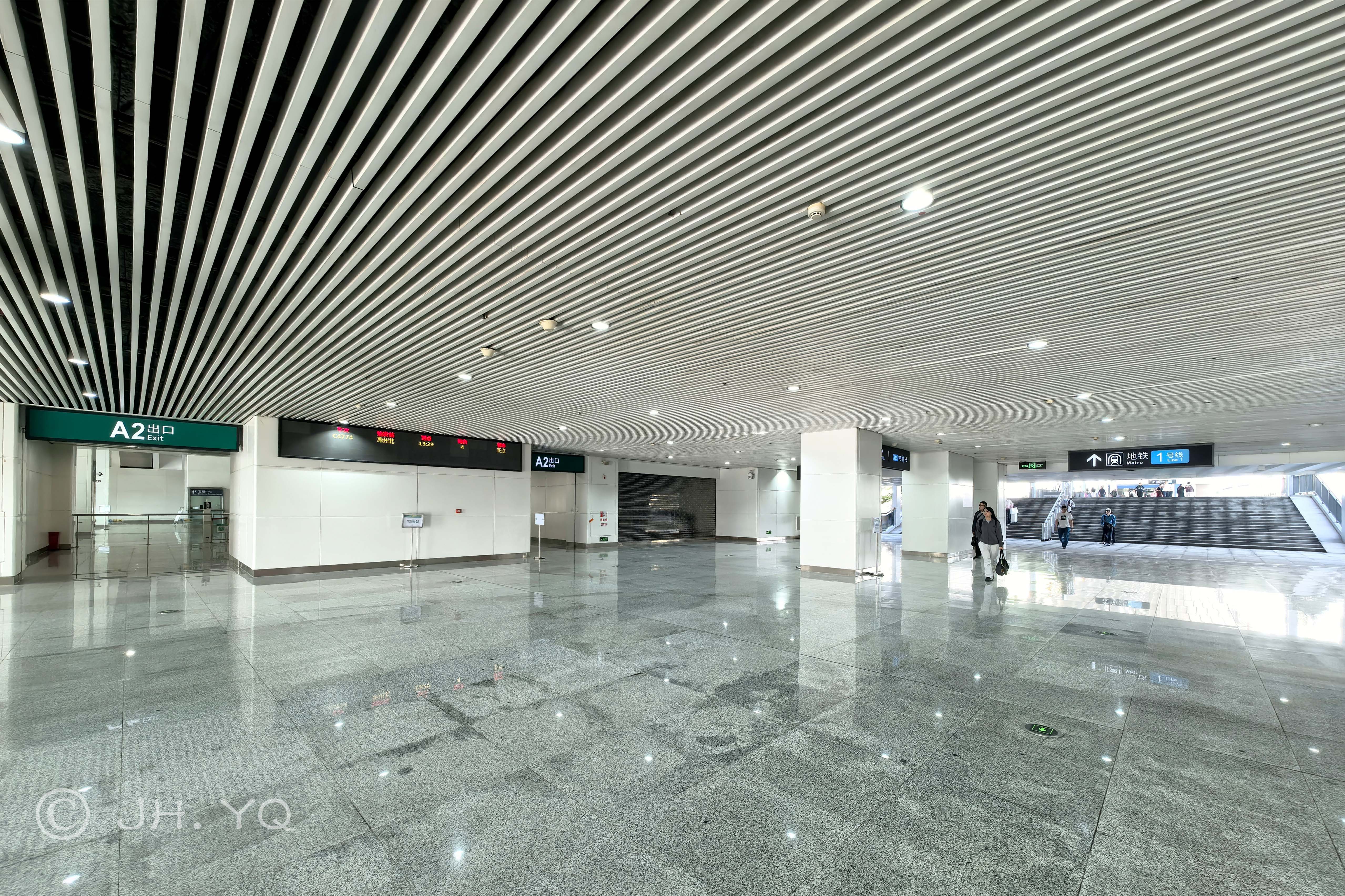 东莞西站A2出口，右侧为通往█轨道交通1号线东莞西站的人行天桥（2025年12月）