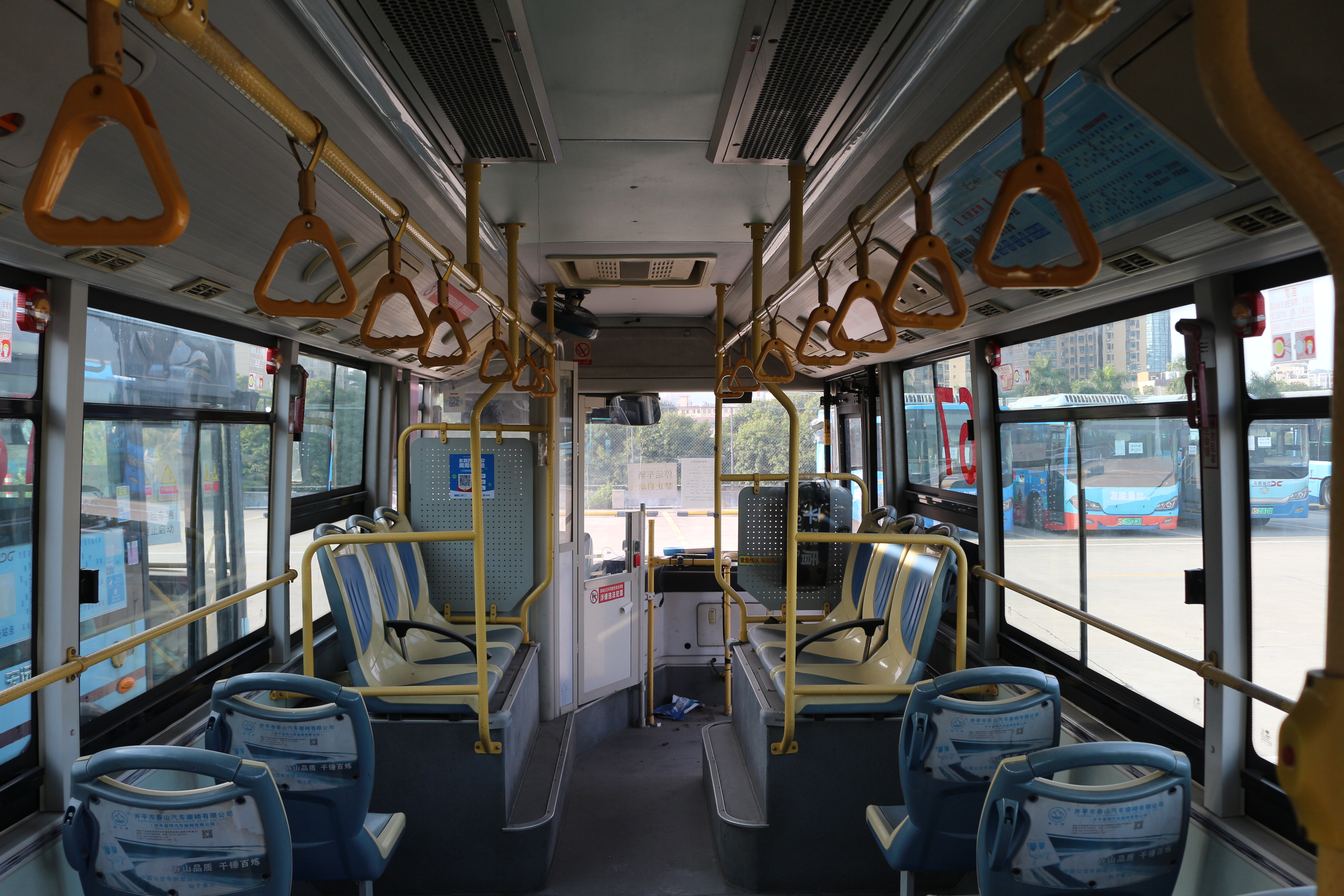 車輛內飾（由後往前）